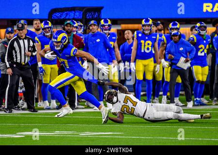 Inglewood, CA. Dezember 2023. Los Angeles Rams Wide Receiver Puka Nacua (17) fängt den Pass ein und zieht New Orleans Saints in den Cornerback Isaac Yiadom (27) im ersten Quartal während des NFL-Fußballspiels gegen die New Orleans Saints in Aktion. Pflichtfoto: Louis Lopez/Cal Sport Media/Alamy Live News Stockfoto