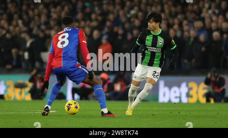 Brighton und Hove Albion spielen Kaoru Mitoma während des Premier League-Spiels zwischen Crystal Palace und Brighton und Hove Albion im Selhurst Park, London, England am 21. Dezember 2023. Quelle: ProSportsImages/AFLO/Alamy Live News Stockfoto