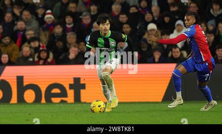 Brighton und Hove Albion spielen Kaoru Mitoma während des Premier League-Spiels zwischen Crystal Palace und Brighton und Hove Albion im Selhurst Park, London, England am 21. Dezember 2023. Quelle: ProSportsImages/AFLO/Alamy Live News Stockfoto