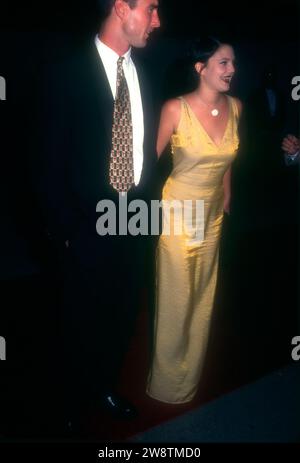 Los Angeles, Kalifornien, USA 6. September 1996 der Schauspieler Luke Wilson und die Schauspielerin Drew Barrymore nehmen am 6. September 1996 an der Pagliacci Opening Night Performance im Dorothy Chandler Pavilion, The Music Center in Los Angeles, Kalifornien, USA Teil. Foto: Barry King/Alamy Stock Photo Stockfoto