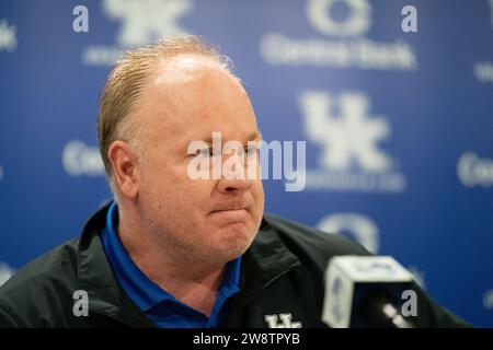 Der Cheftrainer von Kentucky, Mark Stoops, sprach während seiner wöchentlichen Pressekonferenz am Montag, den 20. November 2023, im Kroger Field in Lexington, Kentucky, mit den Medien Stockfoto