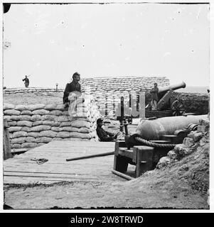 Yorktown, Virginia (Nähe). Bundesregierung Soldaten der Konföderierten Batterie (mit Sandsäcken geschützt) südlich von Yorktown. 32-pdr. Navy gun im Vordergrund, weit Gun - 24-pdr. Belagerung Stück Stockfoto