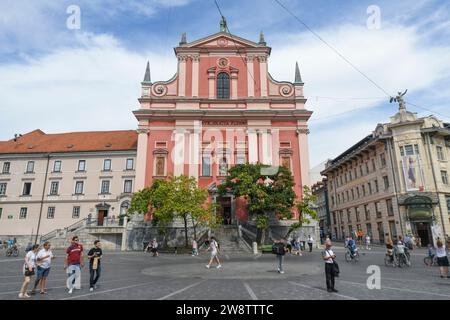 Ljubljana: Platz Preseren (Preseren trg) mit Franziskanerkirche der Verkündigung und Galerie Emporium. Slowenien Stockfoto