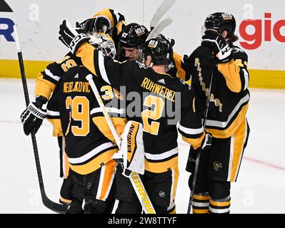 Pittsburgh, Usa. Dezember 2023. Alex Nedeljkovic (39), der Torwart der Pittsburgh Penguins, feiert 2-1 am Donnerstag, den 21. Dezember 2023, den Sieg im Überstunden-Schießen gegen die Carolina Hurricanes in der PPG Paints Arena in Pittsburgh. Foto von Archie Carpenter/UPI. Quelle: UPI/Alamy Live News Stockfoto