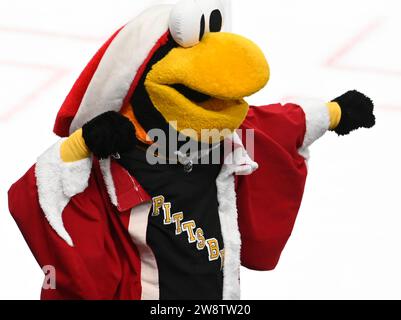 Pittsburgh, Usa. Dezember 2023. Pittsburgh Penguins Maskottchen Iceberg zeigt seinen Weihnachtsgeist während des Spiels mit den Carolina Hurricanes in der PPG Paints Arena in Pittsburgh am Donnerstag, den 21. Dezember 2023. Foto von Archie Carpenter/UPI. Quelle: UPI/Alamy Live News Stockfoto