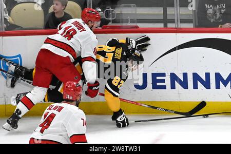 Pittsburgh, Usa. Dezember 2023. Jack Drury (18) erhält eine Strafe, weil er die Pittsburgh Penguins Mitte Sidney Crosby (87) während der dritten Phase des Sieges 2-1 in der PPG Paints Arena in Pittsburgh am Donnerstag, den 21. Dezember 2023, an den Brettern gehalten hat. Foto von Archie Carpenter/UPI. Quelle: UPI/Alamy Live News Stockfoto