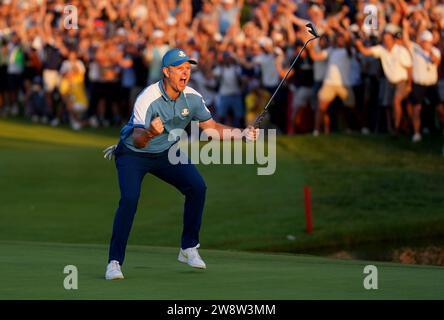 PA-RÜCKBLICK DES JAHRES 2023 Dateifoto vom 29/09/23 - Justin Rose von Team Europe feiert am 18., nachdem er das Loch nach den Vierballen am ersten Tag des 44. Ryder Cup im Marco Simone Golf and Country Club, Rom, Italien, halbiert hat. Bilddatum: Freitag, 29. September 2023. Ausgabedatum: Freitag, 22. Dezember 2023. Stockfoto