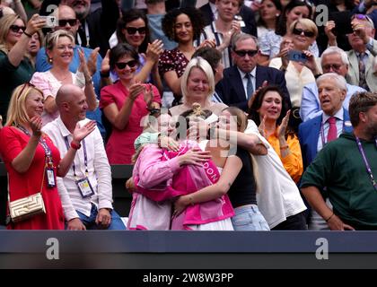 PA-RÜCKBLICK DES JAHRES 2023 Dateifoto vom 15/07/23 - Marketa Vondrousova feiert mit ihrer Familie und ihrem Trainerteam nach dem Ladies Singles Finale am 13. Tag der Wimbledon Championships 2023 im All England Lawn Tennis and Croquet Club in Wimbledon. Bilddatum: Samstag, 15. Juli 2023. Ausgabedatum: Freitag, 22. Dezember 2023. Stockfoto