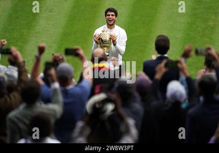 PA REVIEW OF THE YEAR 2023 Dateifoto vom 16/07/23 - Carlos Alcaraz mit der Gentlemen's Singles Trophy nach seinem Sieg über Novak Djokovic am 14. Tag der Wimbledon Championships 2023 im All England Lawn Tennis and Croquet Club in Wimbledon. Bilddatum: Sonntag, 16. Juli 2023. Ausgabedatum: Freitag, 22. Dezember 2023. Stockfoto