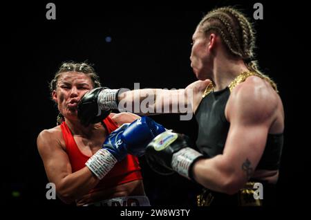 PA REVIEW OF THE YEAR 2023 Dateifoto vom 06/05/23 - Lauren Price (rechts) schlägt Kirstie Bavington beim ersten Kampf der British Female Welterweight Championship in der Resorts World Arena in Birmingham zu. Bilddatum: Samstag, 6. Mai 2023. Ausgabedatum: Freitag, 22. Dezember 2023. Stockfoto