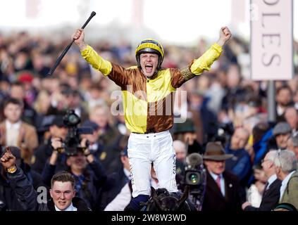 PA-REZENSION DES JAHRES 2023 Dateifoto vom 03/23 - Paul Townend feiert den Gewinn der Boodles Cheltenham Gold Cup Chase an Bord der Galopin des Champs am vierten Tag des Cheltenham Festivals auf der Cheltenham Racecourse. Bilddatum: Freitag, 17. März 2023. Ausgabedatum: Freitag, 22. Dezember 2023. Stockfoto