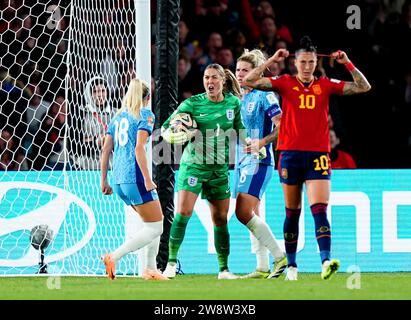 PA-RÜCKBLICK DES JAHRES 2023 Dateifoto vom 20. Januar 08/23 - Englands Torhüterin Mary Earps feiert, nachdem sie beim Endspiel der FIFA Frauen-Weltmeisterschaft im Stadion Australien, Sydney, einen Elfmeter gegen die Spanierin Jennifer Hermoso (rechts) gespart hat. Ausgabedatum: Freitag, 22. Dezember 2023. Stockfoto