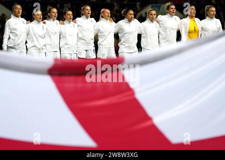 PA REVIEW OF THE YEAR 2023 Aktenfoto vom 22/02/23 - (von links nach rechts) Englands Lucy Bronze, Georgia Stanway, Keira Walsh, Ella Toone, Alessia Russo, Lauren James, Alex Greenwood, Millie Bright, Torhüterin Mary Earps und Leah Williamson unterschreiben die Nationalhymne vor dem Spiel im Arnold Clark Cup in Ashton Gate, Bristol. Bilddatum: Mittwoch, 22. Februar 2023. Ausgabedatum: Freitag, 22. Dezember 2023. Stockfoto