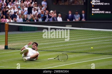 PA-RÜCKBLICK DES JAHRES 2023 Dateifoto vom 16/07/23 - Carlos Alcaraz feiert den Sieg über Novak Djokovic nach dem Gentlemen's Singles Finale am 14. Tag der Wimbledon Championships 2023 im All England Lawn Tennis and Croquet Club in Wimbledon. Ausgabedatum: Freitag, 22. Dezember 2023. Stockfoto