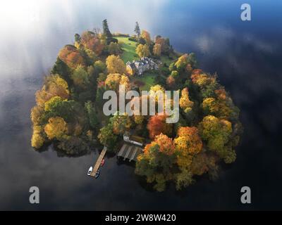 PA REVIEW OF THE YEAR 2023 Aktenfoto vom 05/11/23 - Herbstfarben auf den Bäumen auf Derwent Island auf Derwentwater im Lake District. Ausgabedatum: Donnerstag, 21. Dezember 2023. Stockfoto