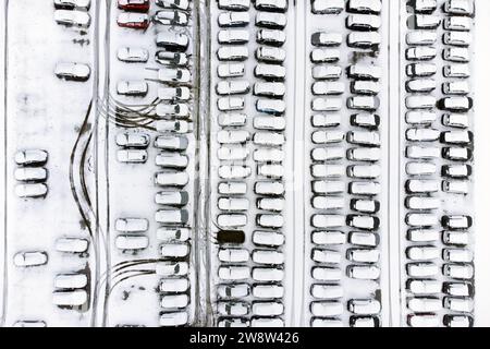 PA REVIEW OF THE YEAR 2023 Dateifoto vom 10/03/23 - Hunderte von Gebrauchtwagen in Corby, Northamptonshire, mit Schnee bedeckt. Ausgabedatum: Freitag, 22. Dezember 2023. Stockfoto