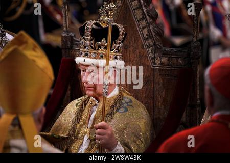 PA REVIEW OF THE YEAR 2023 File Photo vom 05/23 - König Karl III. Wird während seiner Krönungszeremonie in Westminster Abbey, London, mit der Krone St. Eduards gekrönt. Ausgabedatum: Freitag, 22. Dezember 2023. Stockfoto