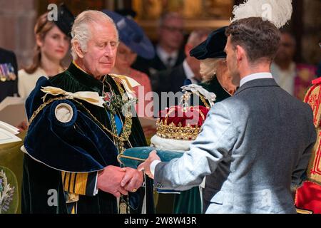 PA-ÜBERPRÜFUNG DES JAHRES 2023 Aktenfoto vom 07/23 - der Herzog von Hamilton überreicht König Karl III. Die Krone von Schottland während des Nationalen Thanksgiving- und Widmungsdienstes für König Karl III. Und Königin Camilla, und die Verleihung der Ehre Schottlands in der St. Giles' Cathedral, Edinburgh. Ausgabedatum: Freitag, 22. Dezember 2023. Stockfoto