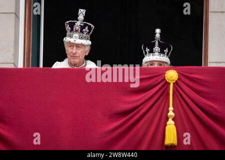 PA REVIEW OF THE YEAR 2023 Aktenfoto vom 05/23 - König Karl III. Und Königin Camilla auf dem Balkon des Buckingham Palace, London, nach der Krönung. Ausgabedatum: Freitag, 22. Dezember 2023. Stockfoto