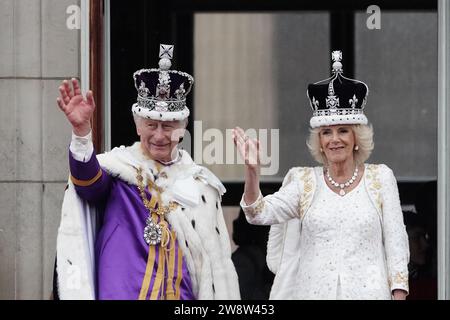 PA REVIEW OF THE YEAR 2023 Aktenfoto vom 05/23 - König Karl III. Und Königin Camilla auf dem Balkon des Buckingham Palace, London, nach der Krönung. Ausgabedatum: Donnerstag, 21. Dezember 2023. Stockfoto