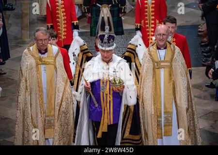 PA REVIEW OF THE YEAR 2023 Aktenfoto vom 05/23 - König Karl III. Kommt zu seiner Krönung in Westminster Abbey, London. Ausgabedatum: Freitag, 22. Dezember 2023. Stockfoto