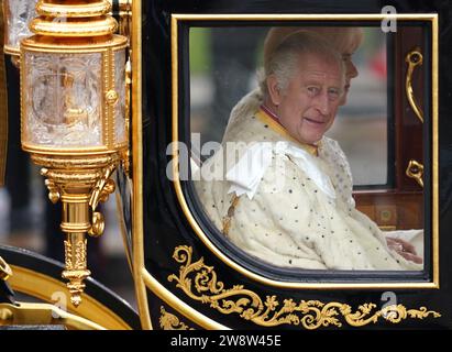 PA REVIEW OF THE YEAR 2023 Dateifoto vom 05/23 - König Charles III. Und Königin Camilla werden in der Diamond Jubilee State Coach getragen, während die King's Prozession entlang der Mall zu ihrer Krönungszeremonie London geht. Ausgabedatum: Freitag, 22. Dezember 2023. Stockfoto