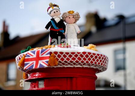 PA REVIEW OF THE YEAR 2023 Aktenfoto vom 02/05/23 - Ein Briefkastendeckel mit dem Thema King Charles Krönung in Isleworth, London. Bilddatum: Dienstag, 2. Mai 2023. Ausgabedatum: Freitag, 22. Dezember 2023. Stockfoto