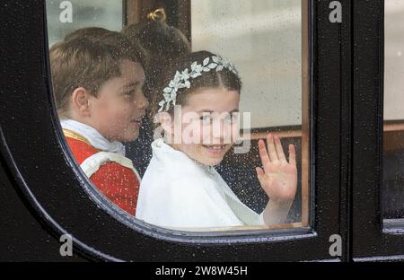 PA REVIEW OF THE YEAR 2023 Aktenfoto vom 05/23 - Prinzessin Charlotte und Prinz George kehren mit dem Bus nach der Krönung von König Karl III. Und Königin Camilla in den Buckingham Palace zurück. Ausgabedatum: Freitag, 22. Dezember 2023. Stockfoto