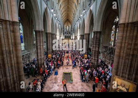 PA REVIEW OF THE YEAR 2023 File Photo vom 05/23 - König Karl III. Trägt die Krone des Kaiserreichs und wird von Königin Camilla begleitet, als sie die Westminster Abbey im Zentrum Londons nach ihrer Krönungszeremonie verlassen. Ausgabedatum: Freitag, 22. Dezember 2023. Stockfoto