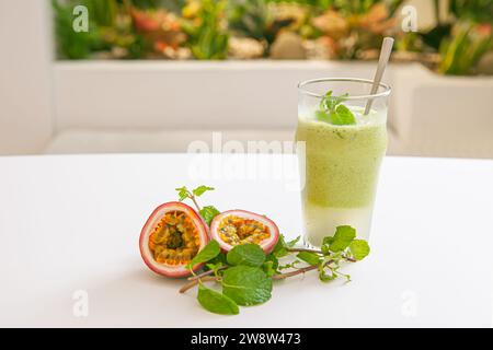 Vegetarische Passionsfrucht und Minzblätter Smoothie im Glas isoliert auf weißem Hintergrund Stockfoto