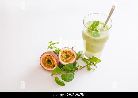 Vegetarische Passionsfrucht und Minzblätter Smoothie im Glas isoliert auf weißem Hintergrund Stockfoto