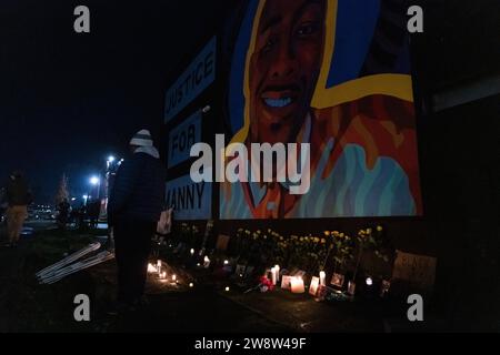 Tacoma, USA. Dezember 2023. 17:30 Uhr 11th Street in der Innenstadt bei Manny’s Mural. Die Demonstranten versammelten sich kurz nachdem das unschuldige Urteil für die angeklagten Tacoma Polizeibeamten im Tod von Manny Ellis gelesen wurde. Die Gruppe von rund 75-100 Personen versammelte sich und gab sich abwechselnd ihre Frustration über die Polizeibrutalität aus. Im Anschluss an die Mahnwache gingen die Demonstranten auf die Straße und marschierten friedlich zur nahegelegenen Umspannstation der Polizei für einen Moment des Schweigens. Quelle: James Anderson/Alamy Live News Stockfoto