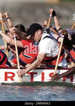 PA-REVIEW DES JAHRES 2023 Dateifoto vom 11/23 - der Prinz von Wales nimmt an Drachenbooten auf dem Kallang River in Singapur Teil, wobei Einheimische, britische Expats in Singapur und Vertreter aus dem ganzen Commonwealth leben. am zweiten Tag seines Besuchs auf der Insel vor der dritten jährlichen Earthshot Prize Awards-Zeremonie am 7. November. Ausgabedatum: Donnerstag, 21. Dezember 2023. Stockfoto