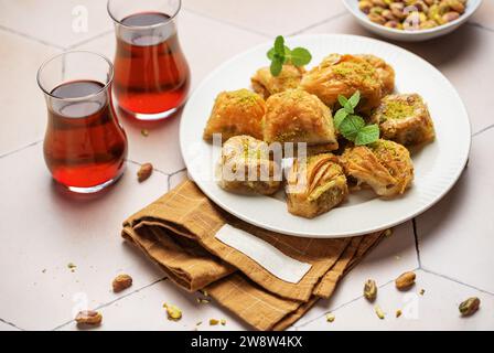 Traditionelle türkische Desserts Baklava mit Pistazien. Stockfoto