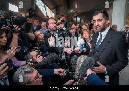 PA REVIEW OF THE YEAR 2023 File Photo vom 28/03/23 - Humza Yousaf spricht mit den Medien, nachdem er im schottischen Parlament in Holyrood (Edinburgh) als 6. Erster Minister Schottlands gewählt wurde. Ausgabedatum: Freitag, 22. Dezember 2023. Stockfoto