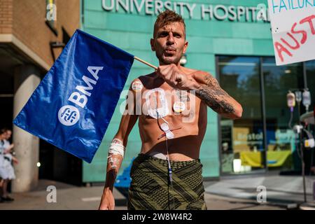 PA REVIEW OF THE YEAR 2023 Aktenfoto vom 14/06/23 - Patient Luke Rovira schließt sich streikenden Juniorärzten der British Medical Association an an der Streiklinie vor der Bristol Royal Infirmary an. Die 72-Stunden-Unterbrechung läuft von Mittwoch, den 14. Juni um 7:00 Uhr bis Samstag, den 17. Juni, in Folge, da die Regierung überbezahlt hat. Ausgabedatum: Freitag, 22. Dezember 2023. Stockfoto