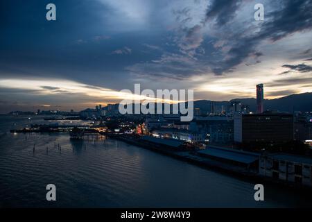 Sonnenuntergang in Penang, George Town mit Blick auf die Stadt Stockfoto