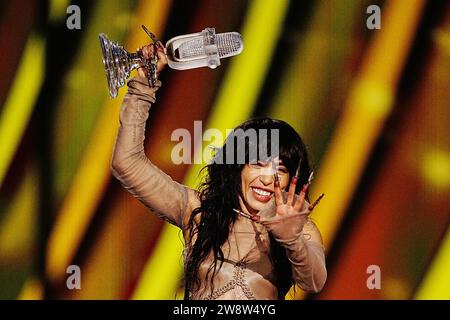 PA REVIEW OF THE YEAR 2023 Dateifoto vom 14. April 05/23 - schwedischer Teilnehmer Loreen mit der Trophäe, nachdem er den Eurovision Song Contest in der M&S Bank Arena in Liverpool gewonnen hatte. Ausgabedatum: Donnerstag, 21. Dezember 2023. Stockfoto