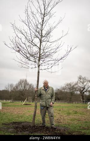 PA REVIEW OF THE YEAR 2023 File Photo vom 20/03/23 - Sir David Attenborough pflanzt einen Baum zu Ehren von Königin Elizabeth II. Für das Queen's Green Canopy im Richmond Park mit Schulkindern aus ganz London. Ausgabedatum: Donnerstag, 21. Dezember 2023. Stockfoto