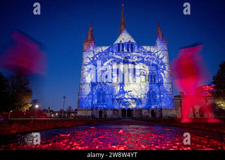 PA REVIEW OF THE YEAR 2023 Dateifoto vom 06/11/23 - Salisbury Cathedral in Wiltshire während eines Fotoanrufs für die Installation Sarum Lights - Illuminating Art. Ausgabedatum: Freitag, 22. Dezember 2023. Stockfoto