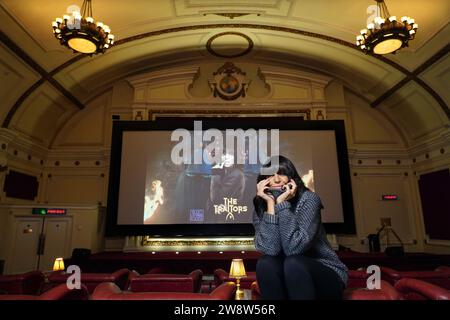 PA REVIEW OF THE YEAR 2023 Dateifoto vom 18. April 12/23 - Claudia Winkleman bei einem Fotobesuch zum Start von BBC's The Traitors im Electric Cinema in London. Ausgabedatum: Freitag, 22. Dezember 2023. Stockfoto