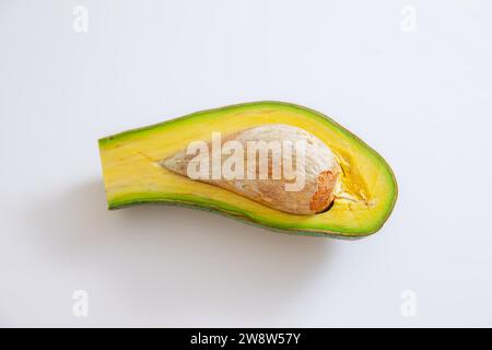 Avocado geschnitten isoliert auf weißem Hintergrund Stockfoto
