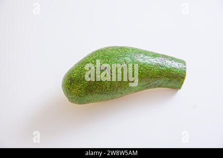 Avocado geschnitten isoliert auf weißem Hintergrund Stockfoto
