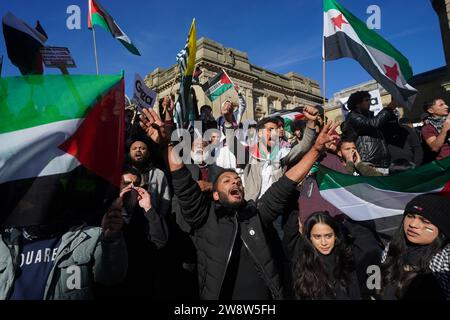 PA-ÜBERPRÜFUNG DES JAHRES 2023 Aktenfoto vom 15/10/23 - Menschen nehmen an einer Demonstration zur Unterstützung Palästinas in Birmingham Teil. Ausgabedatum: Donnerstag, 21. Dezember 2023. Stockfoto