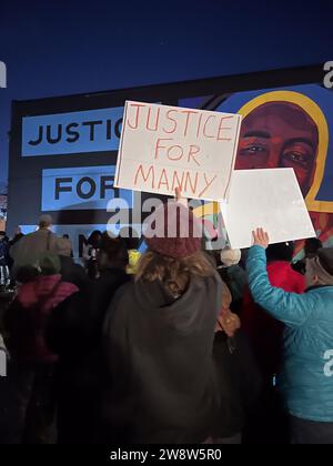 Tacoma, USA. Dezember 2023. 17:30 Uhr 11th Street in der Innenstadt bei Manny’s Mural. Die Demonstranten versammelten sich kurz nachdem das unschuldige Urteil für die angeklagten Tacoma Polizeibeamten im Tod von Manny Ellis gelesen wurde. Die Gruppe von rund 75-100 Personen versammelte sich und gab sich abwechselnd ihre Frustration über die Polizeibrutalität aus. Im Anschluss an die Mahnwache gingen die Demonstranten auf die Straße und marschierten friedlich zur nahegelegenen Umspannstation der Polizei für einen Moment des Schweigens. Quelle: James Anderson/Alamy Live News Stockfoto