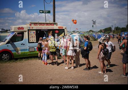 PA-RÜCKBLICK DES JAHRES 2023 Dateifoto vom 24/06/23 - Festbesucher stehen bei heißem Wetter beim Glastonbury Festival in Somerset an einem Erfrischungswagen an. Ausgabedatum: Donnerstag, 21. Dezember 2023. Stockfoto