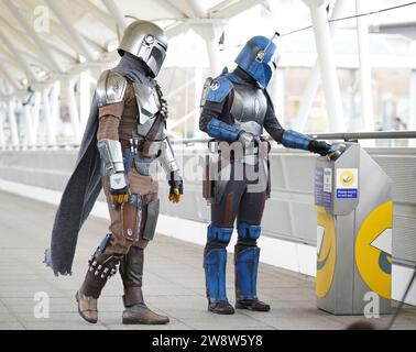 PA REVIEW OF THE YEAR 2023 Dateifoto vom 08/04/23 - Besucher in Kostümen während der Star Wars Celebration im Excel London im Osten Londons. Ausgabedatum: Donnerstag, 21. Dezember 2023. Stockfoto