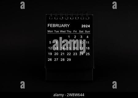 Schwarzer Kalender für Februar 2024. Desktop-Kalender auf schwarzem Hintergrund. Stockfoto