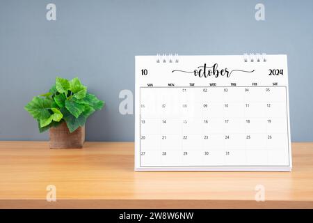 Oktober 2024, monatlicher Schreibtischkalender für 2024 Jahre auf Holztisch. Stockfoto