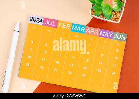 Februar 2024 Kalenderseite mit Stift auf wunderschönem Hintergrund. Stockfoto